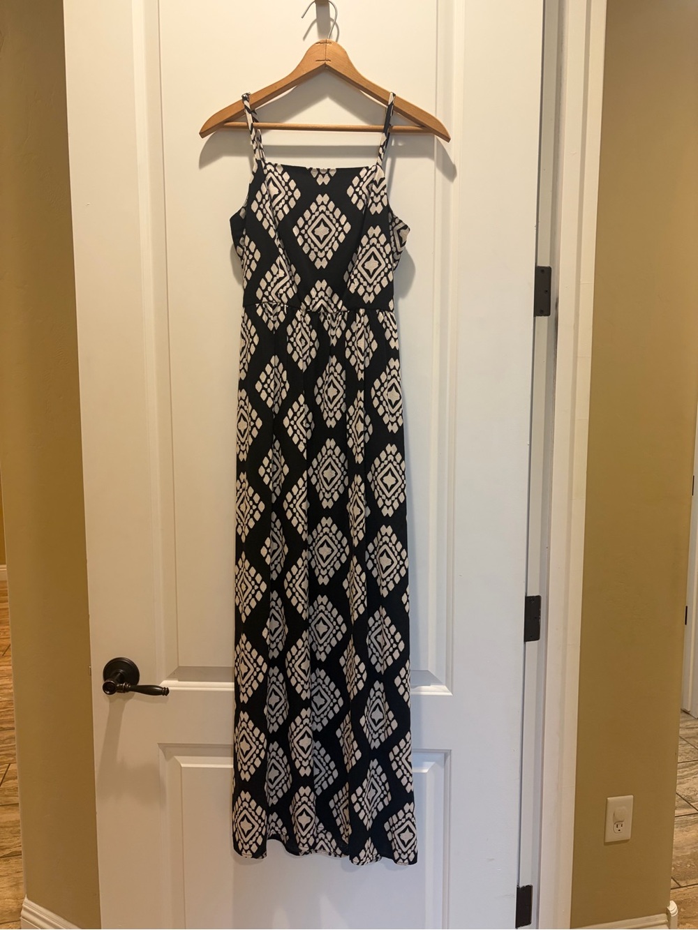 Lily & Rose Black & White Geometric Maxi Dress with Spaghetti Straps size medium